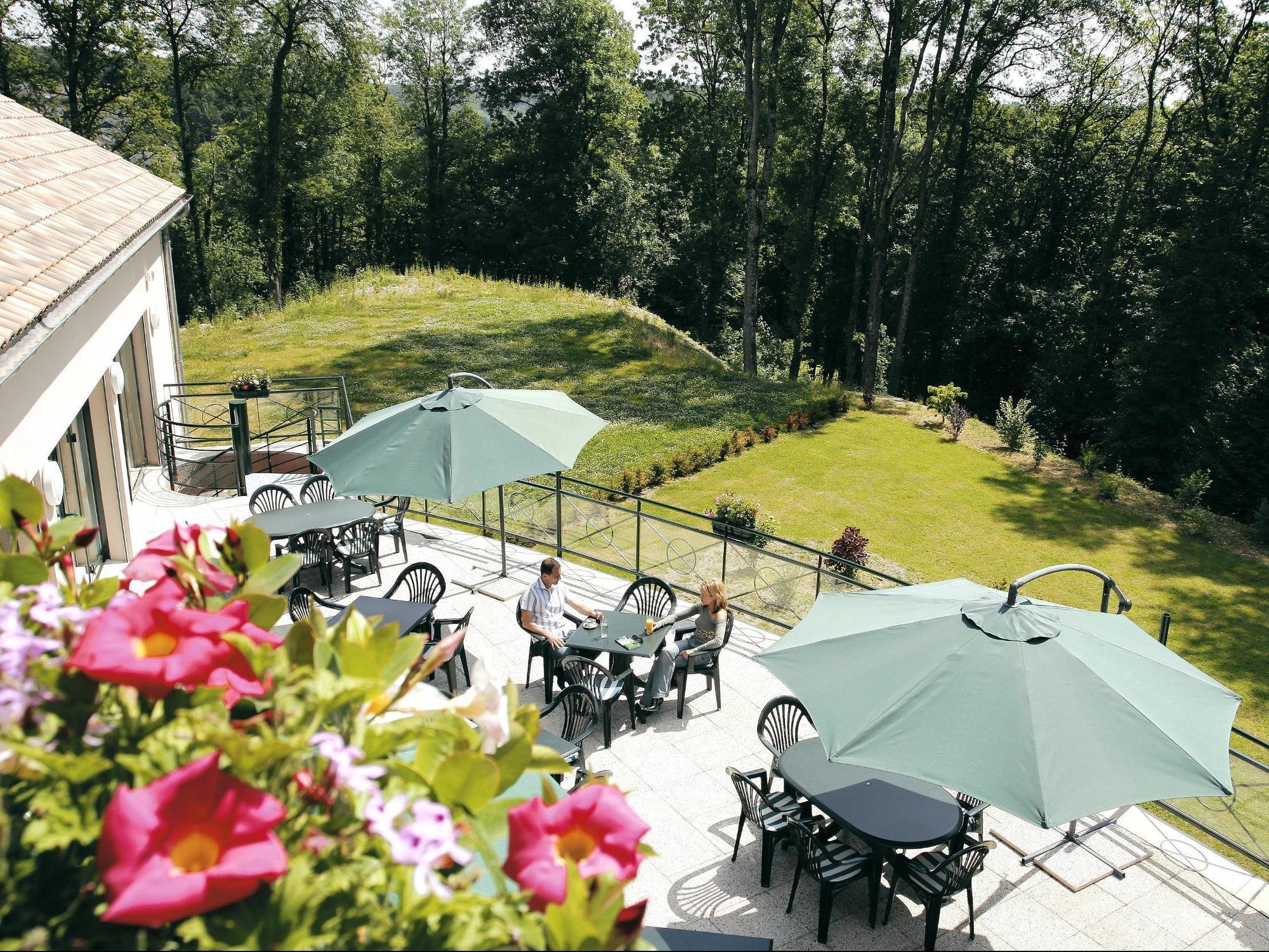 Logis Hotel - Restaurant Le Tulipier Vienne-le-Chateau Exterior photo